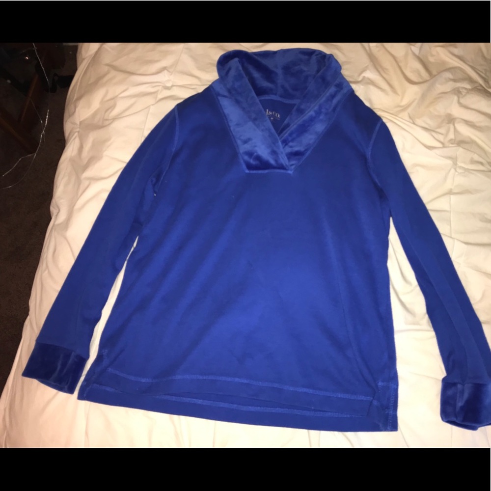 Blue long sleeved shirt with velvet like trim